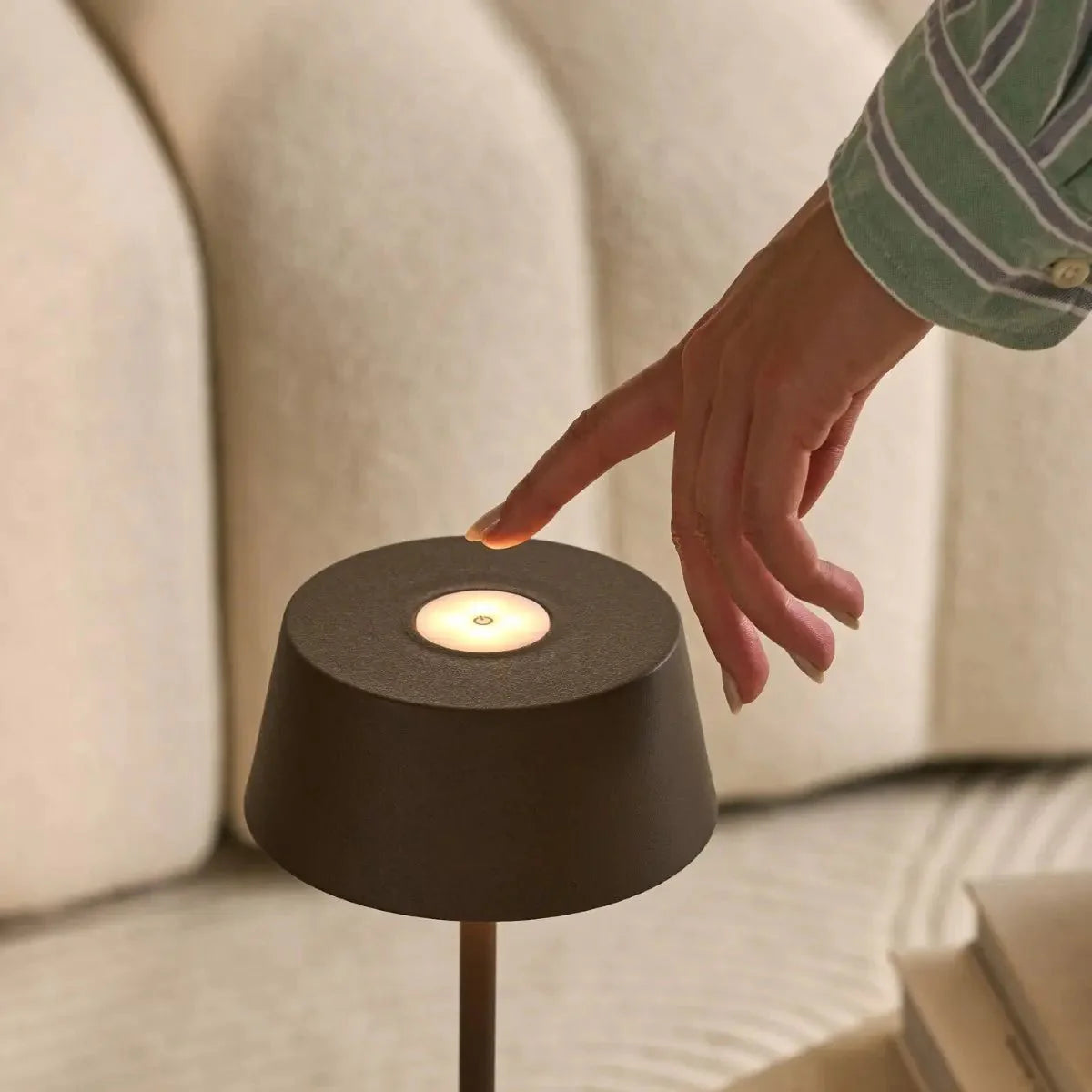 Lampada da tavolo ricaricabile – design wireless con dimmer, 3 livelli di luce e fino a 120 ore di autonomia luminosa