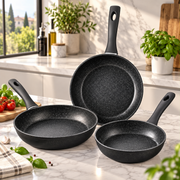 Set 3 Padelle Antiaderenti 20/24/28 cm in Alluminio Forgiato – Effetto Pietra, Manici Soft Touch, Adatte all’Induzione – Nero o Grigio